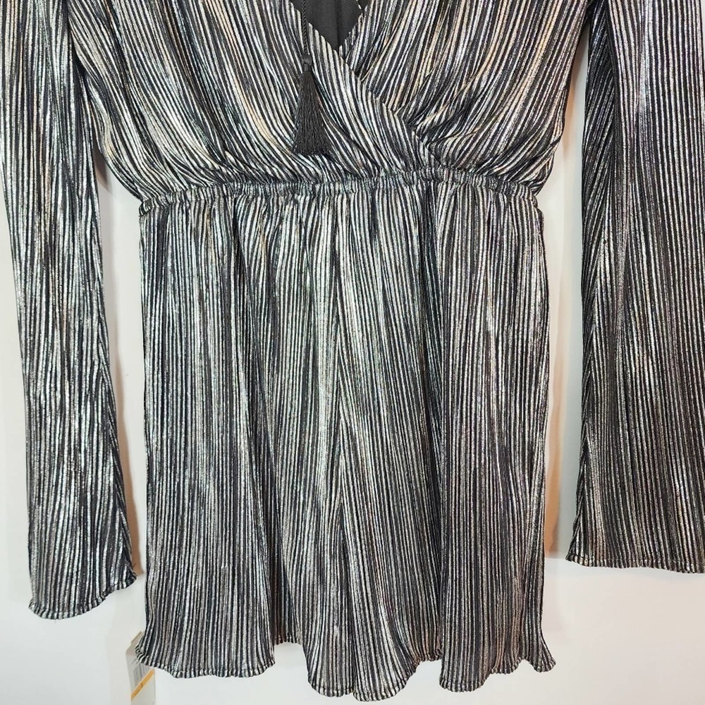 NWT Gianni Bini Bell Sleeve Silver Elastic Waist Adjustable Tie Romper SZ Small - Picture 5 of 10